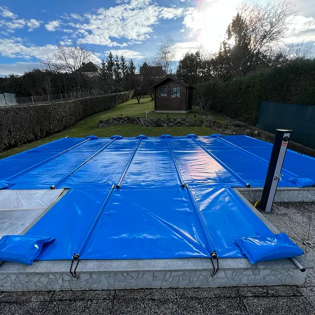 Poolplanen mit Akku-betriebener Handkurbel